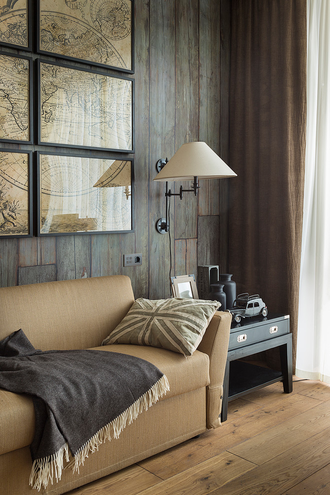 Стильный дизайн: гостиная комната в классическом стиле с коричневыми стенами и паркетным полом среднего тона - последний тренд