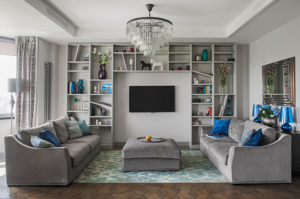 Repräsentatives, Offenes, Mittelgroßes Modernes Wohnzimmer mit grauer Wandfarbe, braunem Holzboden, TV-Wand und eingelassener Decke in Moskau