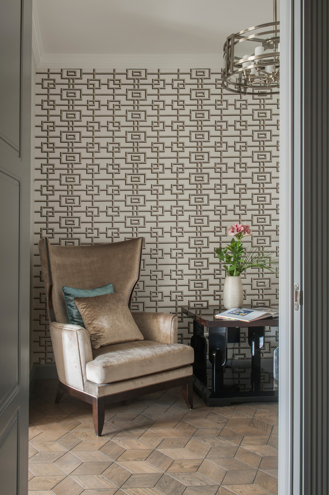 Cette photo montre un salon tendance de taille moyenne avec un sol en bois brun, un mur gris et du papier peint.