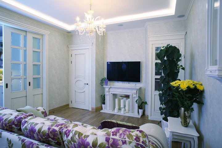 Foto di un soggiorno classico di medie dimensioni e aperto con pareti verdi, pavimento in legno massello medio, camino lineare Ribbon, TV a parete e pavimento multicolore