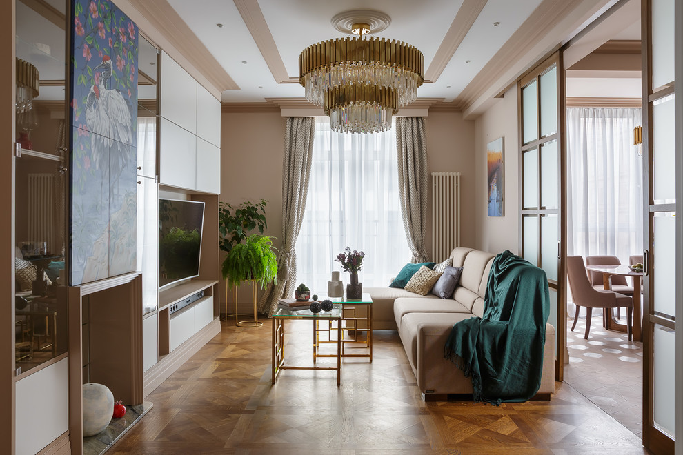 Inspiration för ett mellanstort vintage separat vardagsrum, med beige väggar, mellanmörkt trägolv, en väggmonterad TV och brunt golv