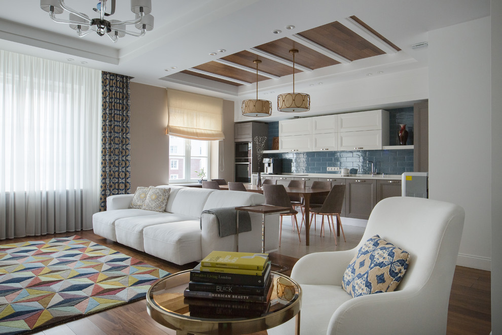 Esempio di un soggiorno classico aperto con pareti bianche, pavimento in legno massello medio, pavimento marrone e libreria