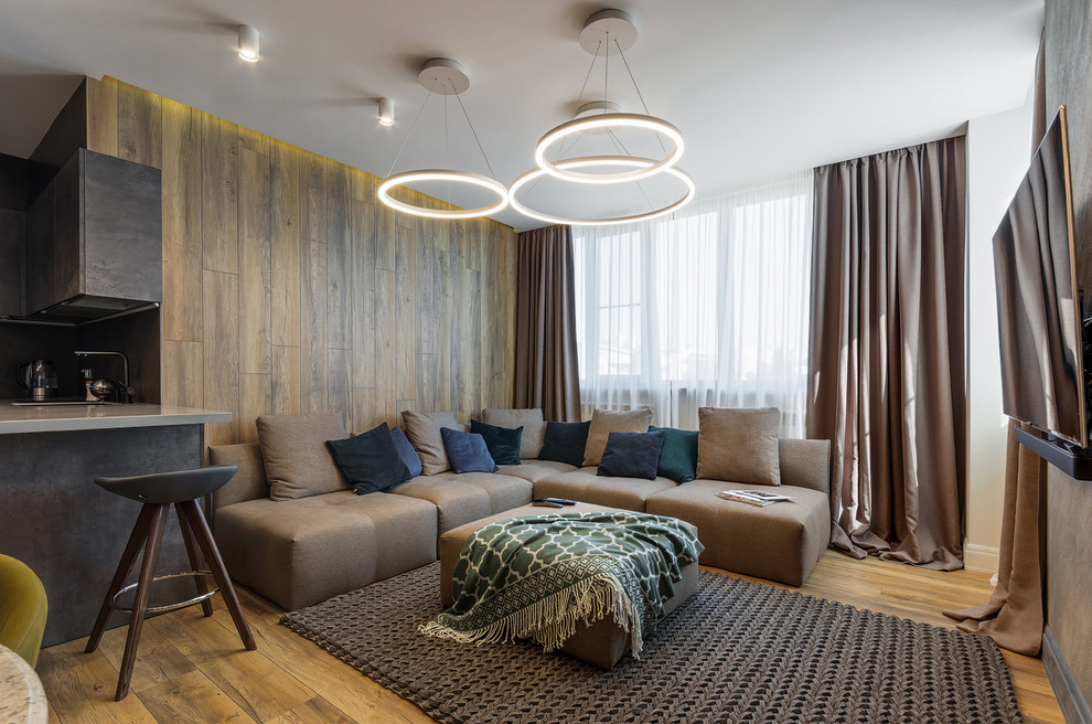 Свежая идея для дизайна: парадная, открытая гостиная комната среднего размера в современном стиле с коричневыми стенами, паркетным полом среднего тона, телевизором на стене и коричневым полом - отличное фото интерьера