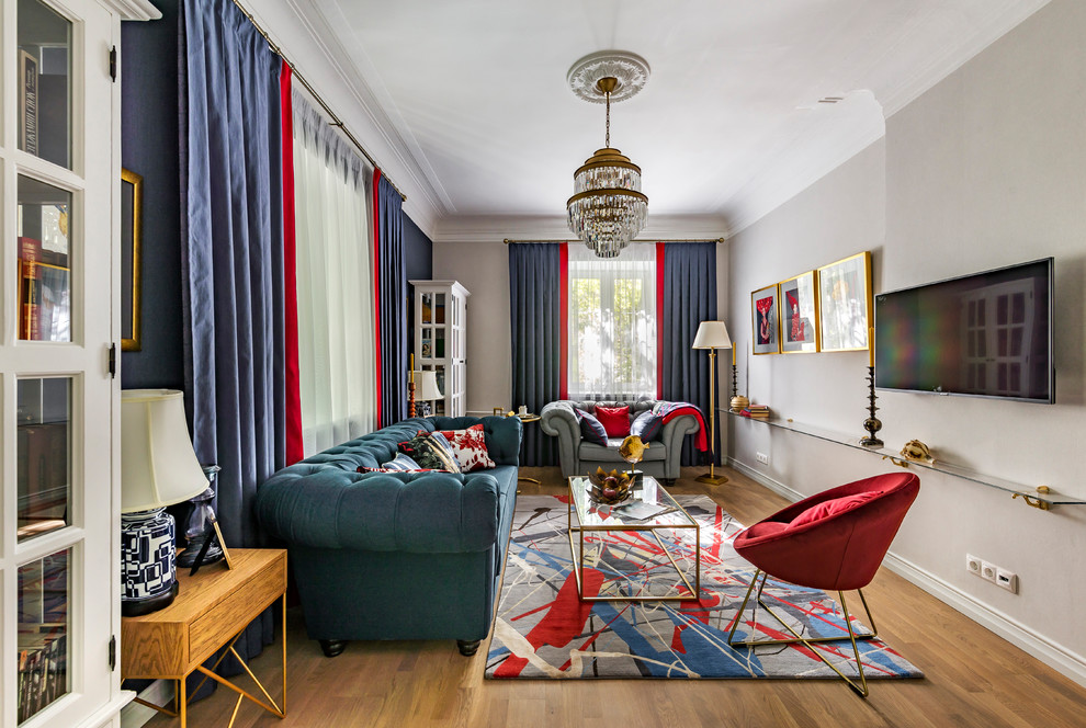 На фото: парадная гостиная комната в стиле неоклассика (современная классика) с серыми стенами, паркетным полом среднего тона, телевизором на стене и бежевым полом с