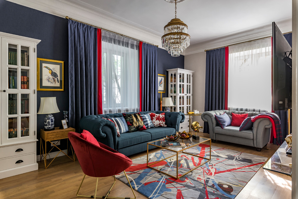 Imagen de salón para visitas clásico renovado de tamaño medio con suelo de madera en tonos medios, televisor colgado en la pared, paredes azules y suelo marrón