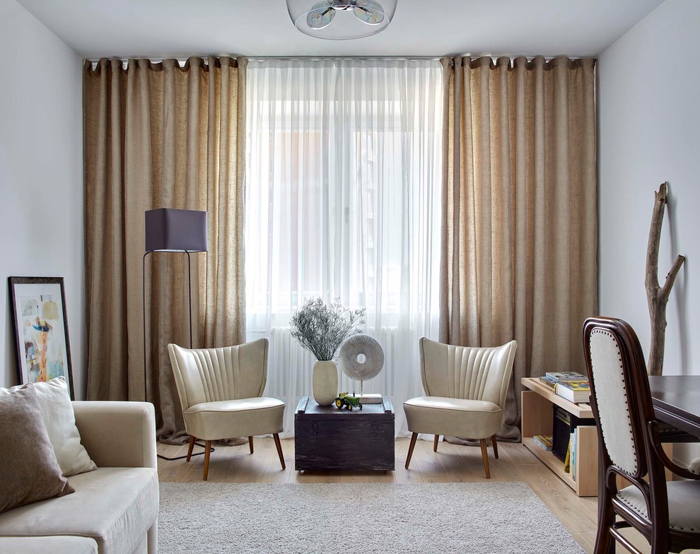 Idee per un soggiorno minimal con pareti bianche, parquet chiaro e pavimento beige