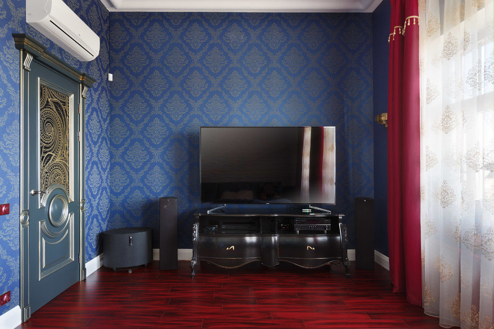 Inspiration pour un salon bohème avec un mur bleu, parquet foncé et un téléviseur indépendant.