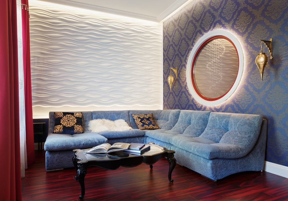 Пример оригинального дизайна: парадная, изолированная гостиная комната в стиле фьюжн с синими стенами и темным паркетным полом