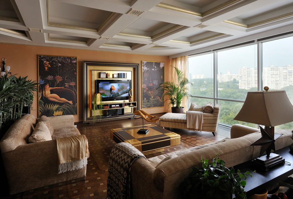 Стильный дизайн: большая парадная, открытая гостиная комната в современном стиле с оранжевыми стенами, паркетным полом среднего тона, коричневым полом, телевизором на стене и коричневым диваном без камина - последний тренд