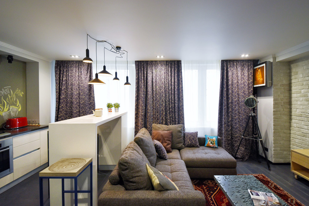 Idéer för ett mellanstort modernt vardagsrum, med grå väggar och mörkt trägolv