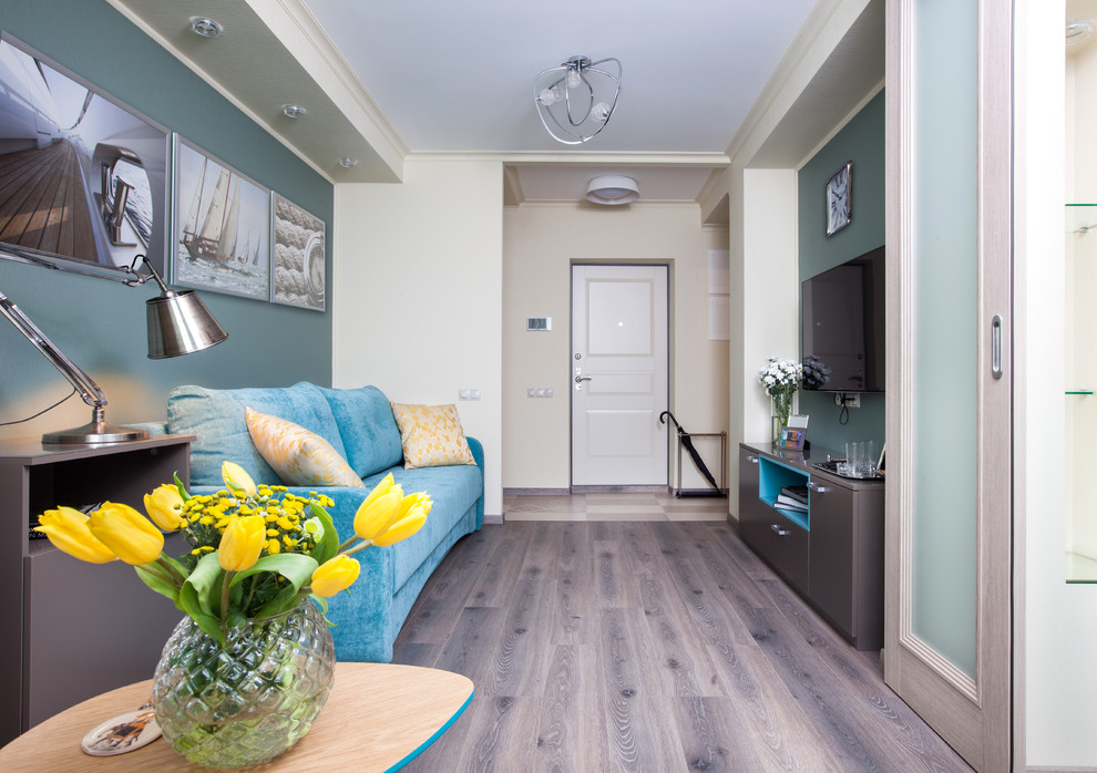 Immagine di un soggiorno contemporaneo chiuso con sala formale, pareti verdi, pavimento in legno massello medio, TV a parete e pavimento marrone