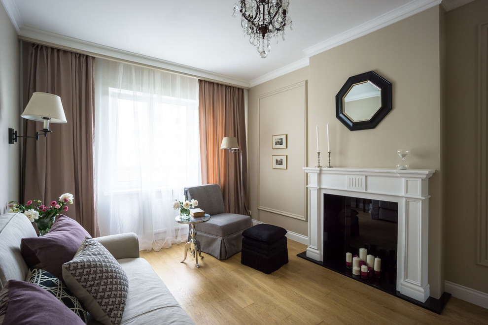 Идея дизайна: гостиная комната в классическом стиле с бежевыми стенами и светлым паркетным полом
