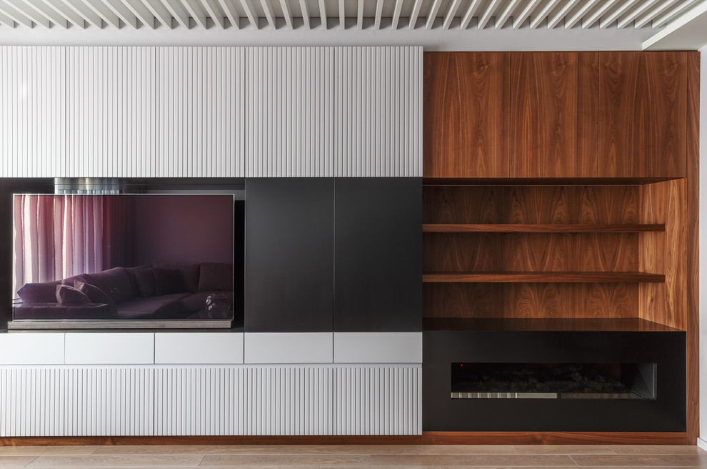 Imagen de salón para visitas abierto contemporáneo con paredes blancas, suelo de madera en tonos medios y suelo marrón