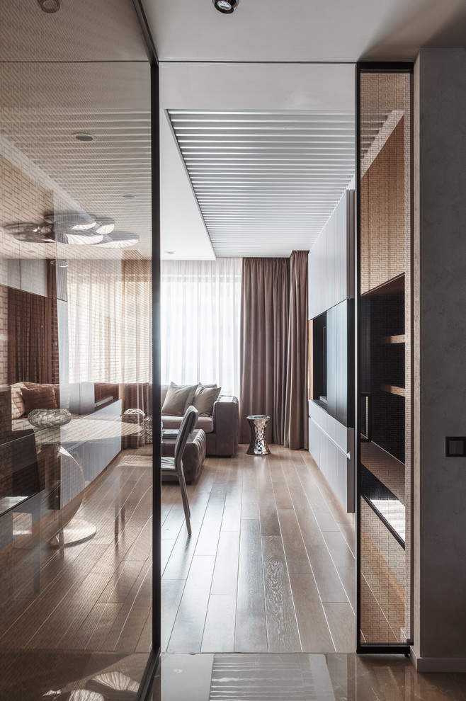 Esempio di un soggiorno contemporaneo aperto con sala formale, pareti bianche, pavimento in legno massello medio e pavimento marrone