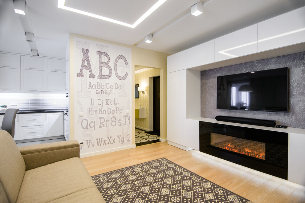 Стильный дизайн: парадная, открытая гостиная комната в современном стиле с серыми стенами, светлым паркетным полом, горизонтальным камином и телевизором на стене - последний тренд