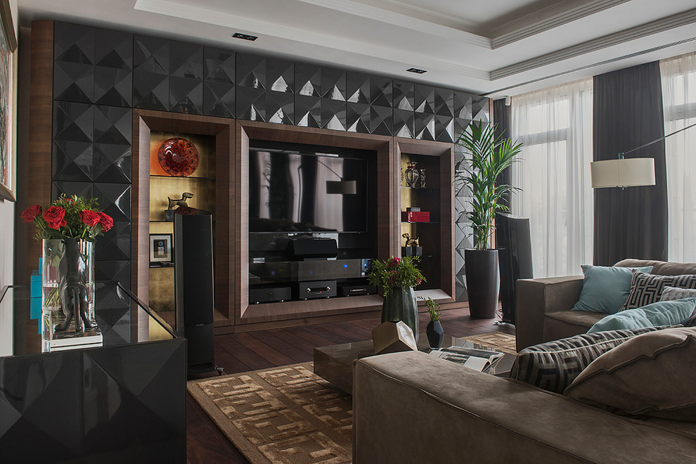 Offenes Modernes Wohnzimmer mit schwarzer Wandfarbe, dunklem Holzboden, TV-Wand und braunem Boden in Moskau