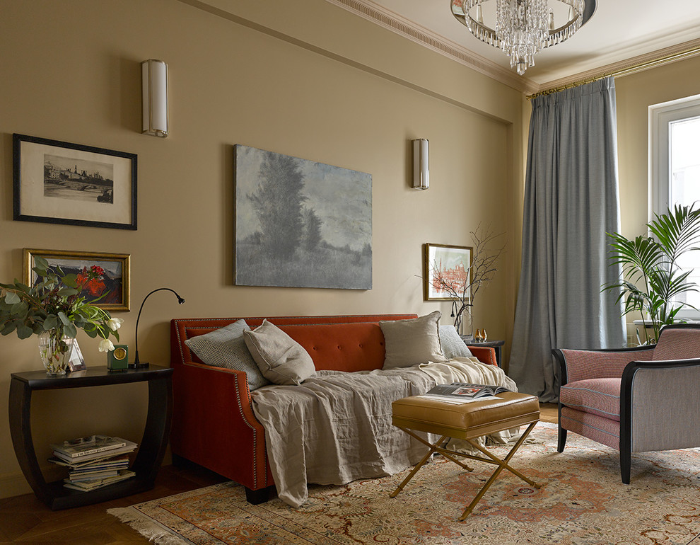 Ispirazione per un soggiorno chic di medie dimensioni e aperto con pavimento in legno massello medio, sala formale e pareti beige