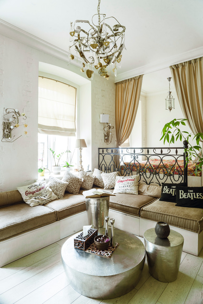 Esempio di un soggiorno minimal con pareti bianche e parquet chiaro