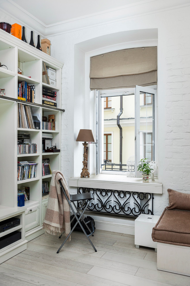 Esempio di un soggiorno design con pareti bianche e parquet chiaro
