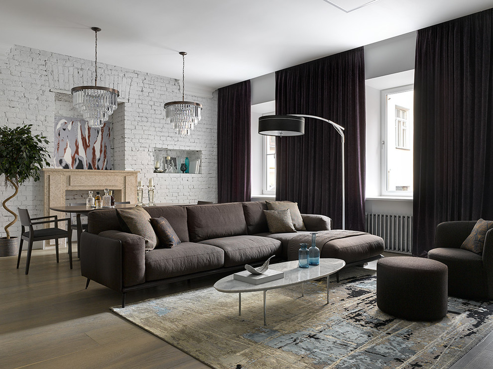 Idee per un grande soggiorno minimal aperto con sala formale, pareti bianche, pavimento in legno massello medio e pavimento beige