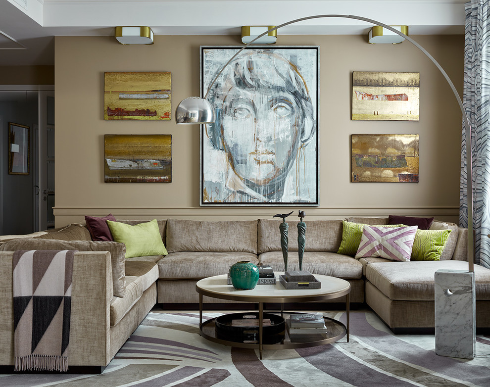 Esempio di un soggiorno minimal con pareti beige, moquette e pavimento grigio