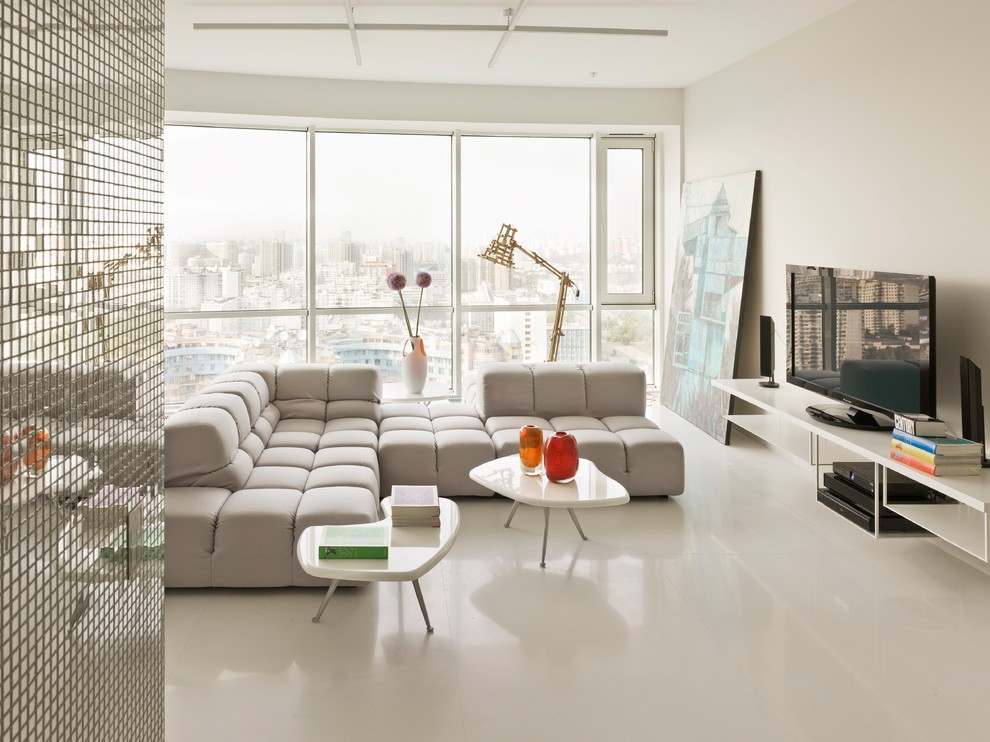 Пример оригинального дизайна: большая парадная, открытая гостиная комната в современном стиле с белыми стенами, отдельно стоящим телевизором и белым полом без камина