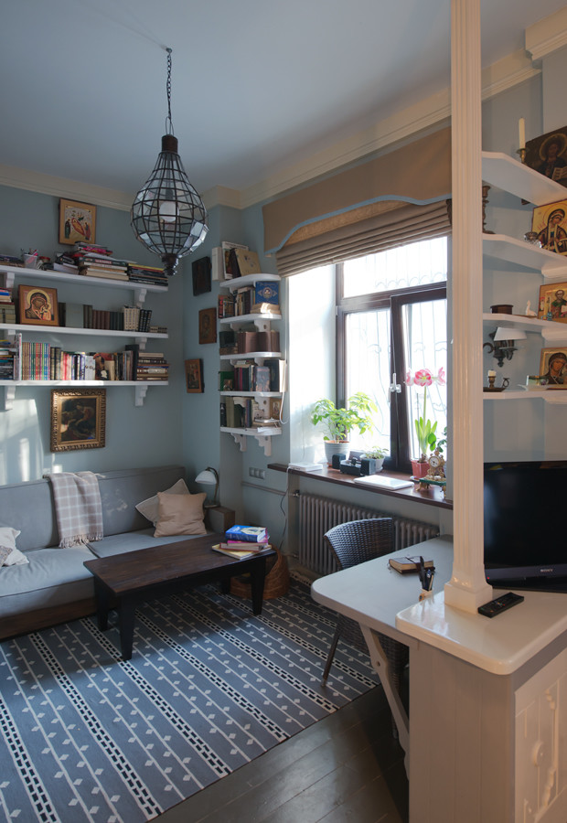 Esempio di un piccolo soggiorno bohémian aperto con libreria, pavimento in legno verniciato e TV autoportante