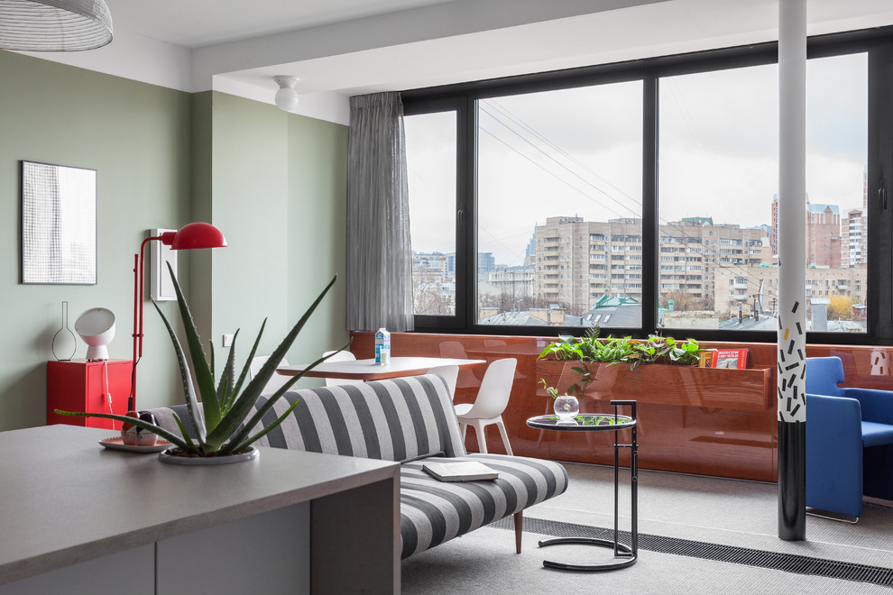 Пример оригинального дизайна: гостиная комната в стиле модернизм с зелеными стенами, ковровым покрытием и серым полом