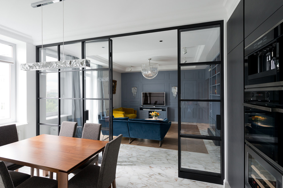 Esempio di un soggiorno contemporaneo di medie dimensioni e aperto con pareti blu, sala formale, pavimento in marmo, camino lineare Ribbon e TV autoportante