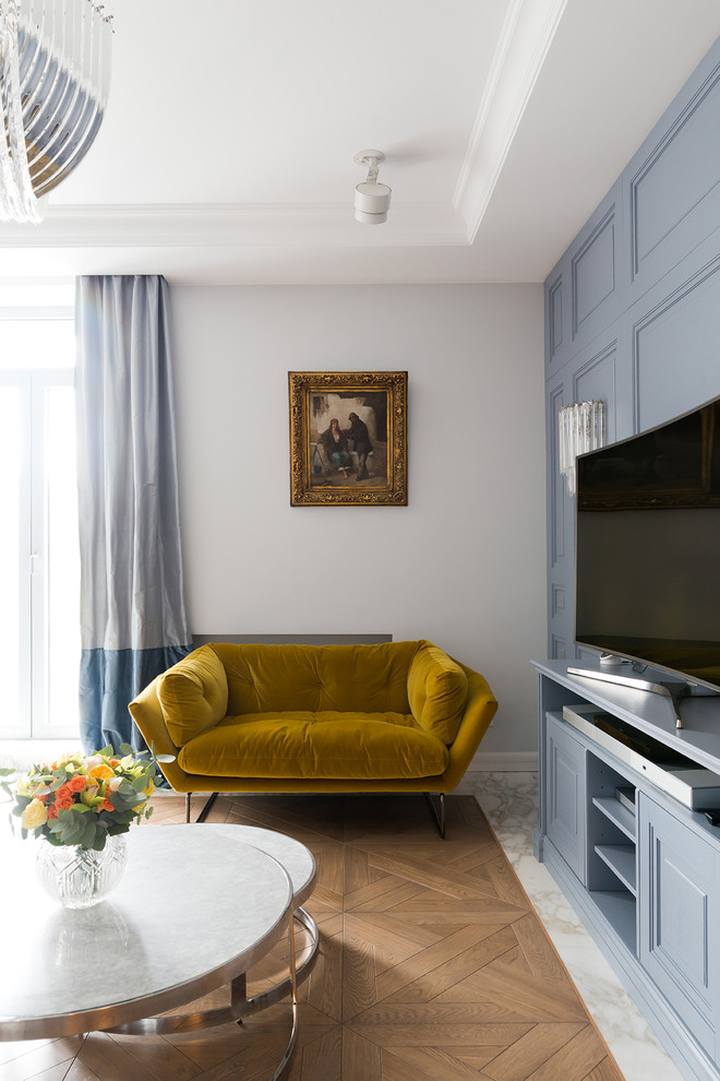 Bild på ett mellanstort eklektiskt allrum med öppen planlösning, med blå väggar, ett finrum, marmorgolv och en fristående TV