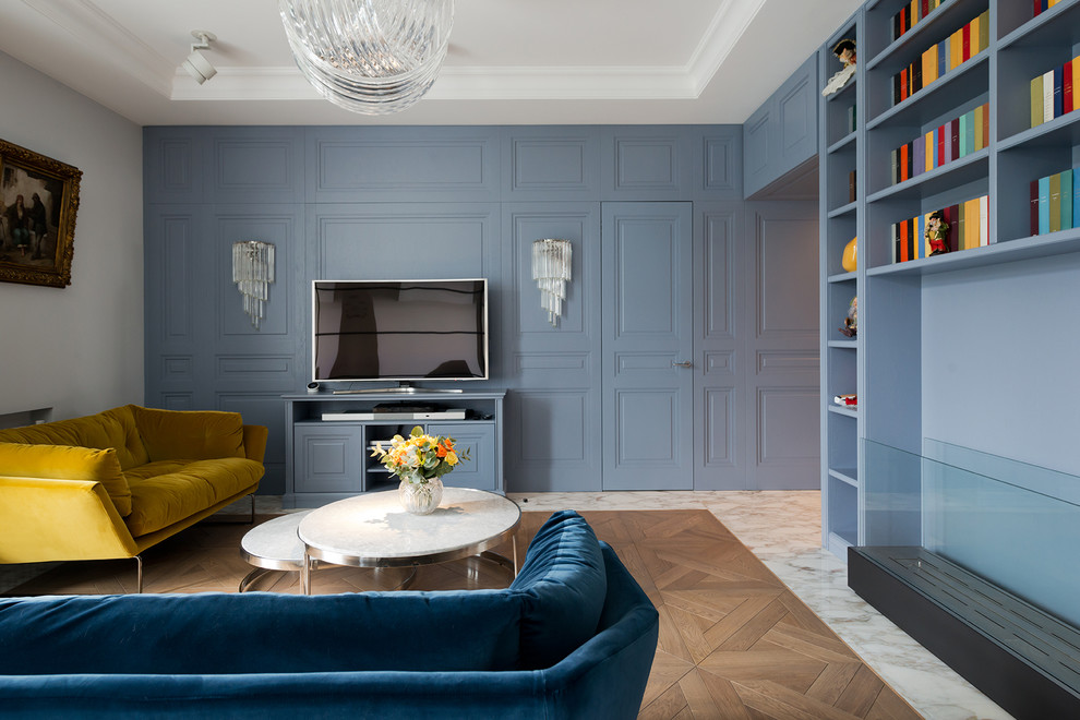 Inspiration för mellanstora moderna separata vardagsrum, med blå väggar, ett finrum, marmorgolv, en bred öppen spis och en fristående TV
