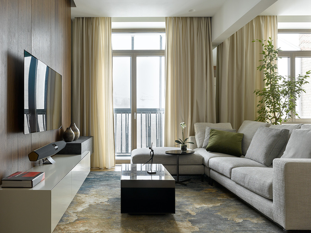 Свежая идея для дизайна: парадная, открытая гостиная комната в современном стиле с белыми стенами и телевизором на стене - отличное фото интерьера