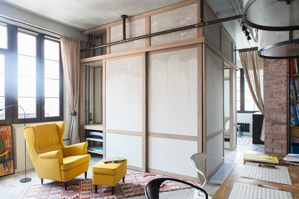 Стильный дизайн: открытая, парадная гостиная комната в стиле лофт с серыми стенами без телевизора - последний тренд