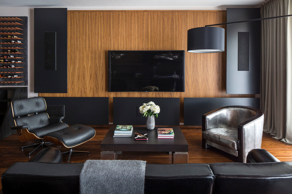 Источник вдохновения для домашнего уюта: парадная, открытая гостиная комната в современном стиле с коричневыми стенами, паркетным полом среднего тона, телевизором на стене и коричневым полом