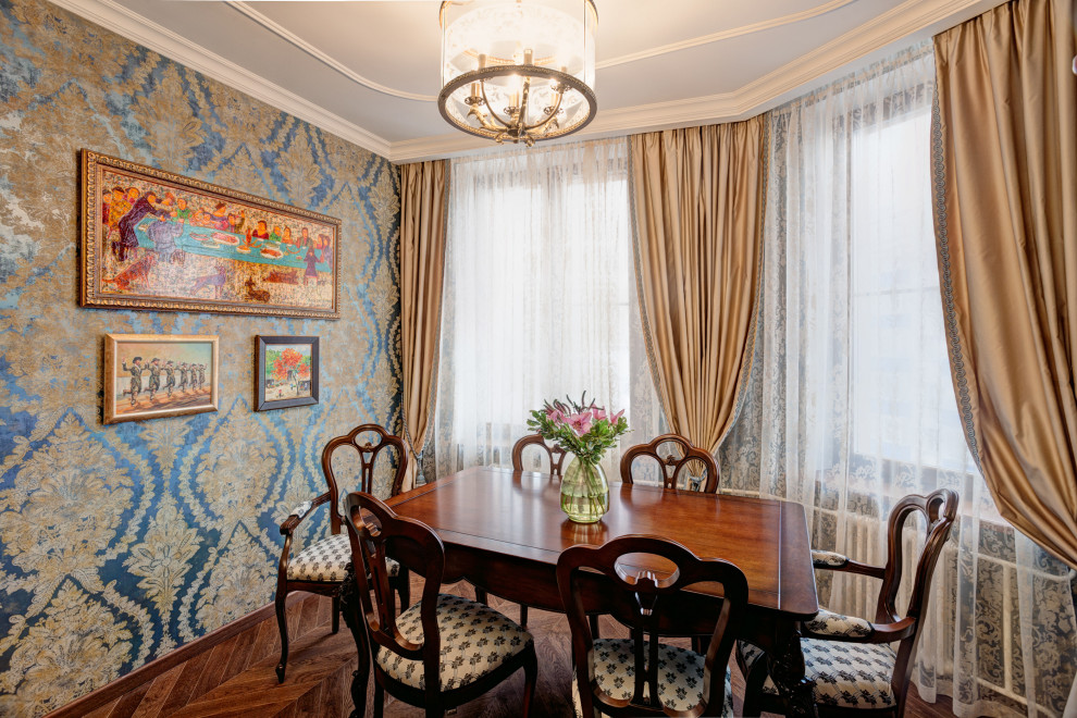 Mittelgroßes Modernes Esszimmer mit braunem Holzboden in Moskau