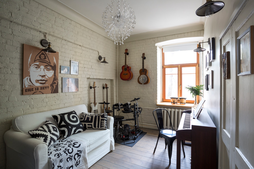 На фото: изолированная гостиная комната в современном стиле с музыкальной комнатой и белыми стенами с