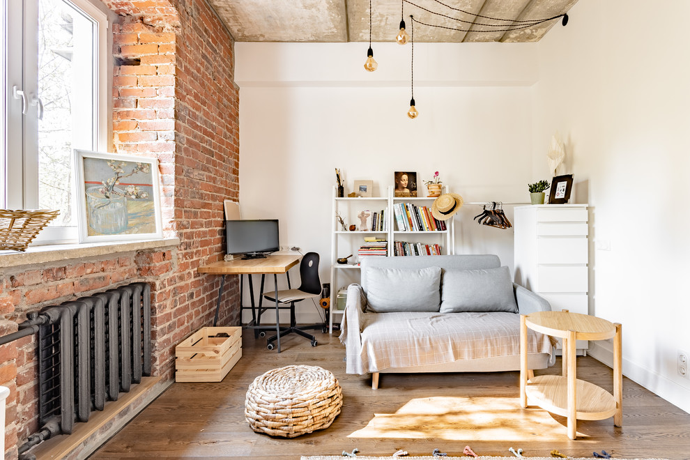 Offenes Industrial Wohnzimmer ohne Kamin mit weißer Wandfarbe und braunem Holzboden in Moskau