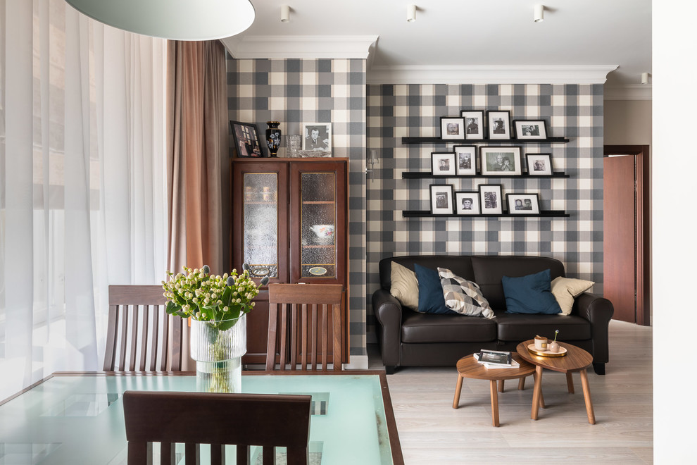 Пример оригинального дизайна: гостиная комната в современном стиле с разноцветными стенами, полом из ламината и бежевым полом