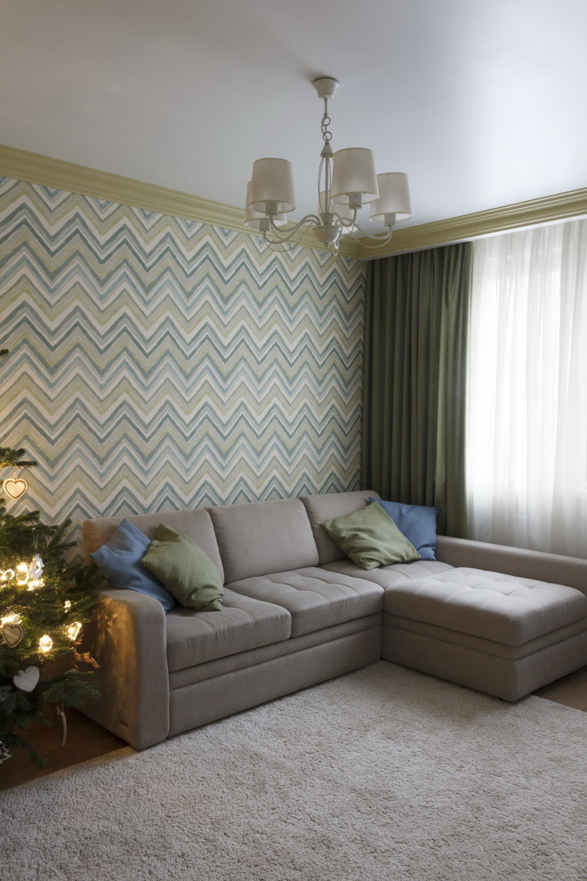 Стильный дизайн: гостиная комната с зелеными стенами и ковровым покрытием - последний тренд