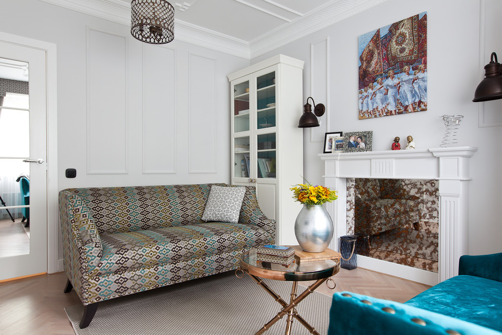 Foto di un piccolo soggiorno chic chiuso con libreria, pareti grigie, pavimento beige e parquet chiaro