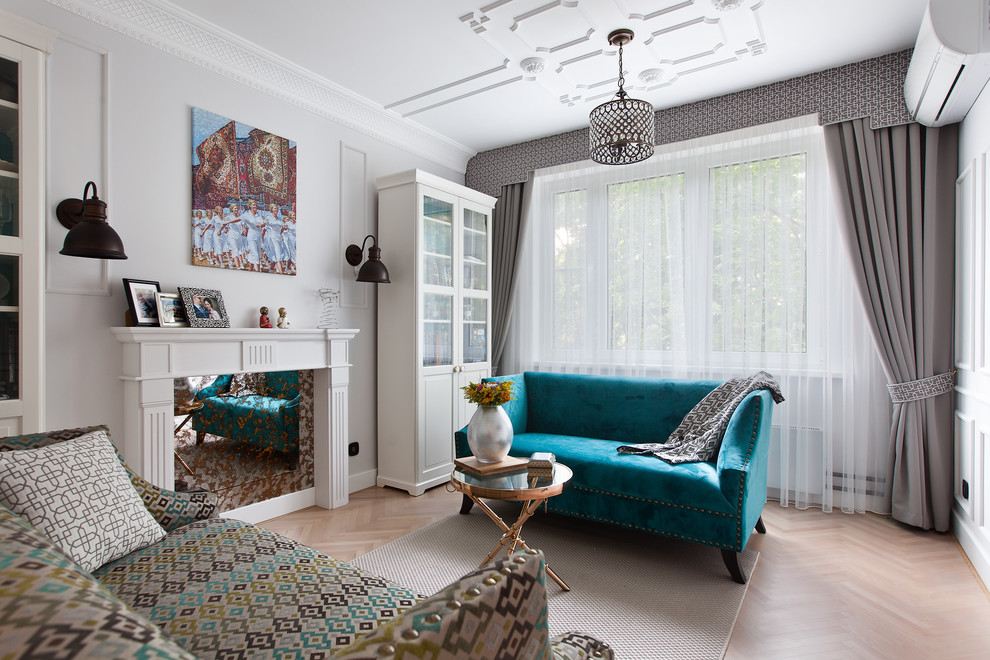 Inspiration pour un salon traditionnel fermé avec un sol beige, parquet clair, une salle de réception et un mur blanc.