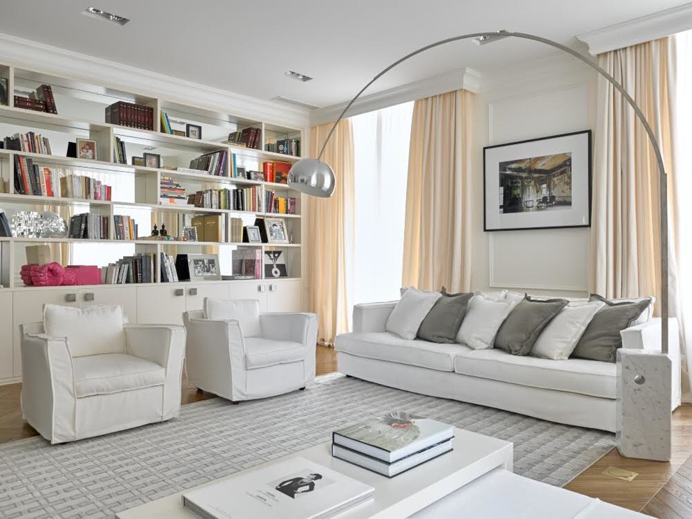 На фото: гостиная комната в стиле неоклассика (современная классика) с белыми стенами, паркетным полом среднего тона, коричневым полом и тюлем на окнах с