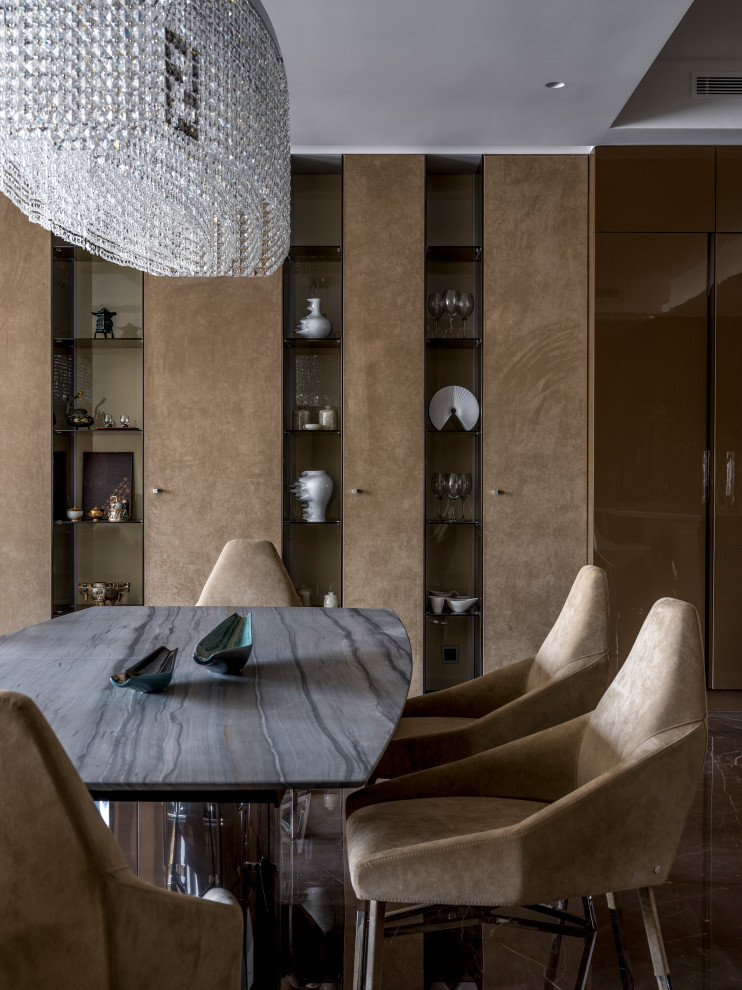 Идея дизайна: большая гостиная комната в современном стиле с мраморным полом и коричневым полом