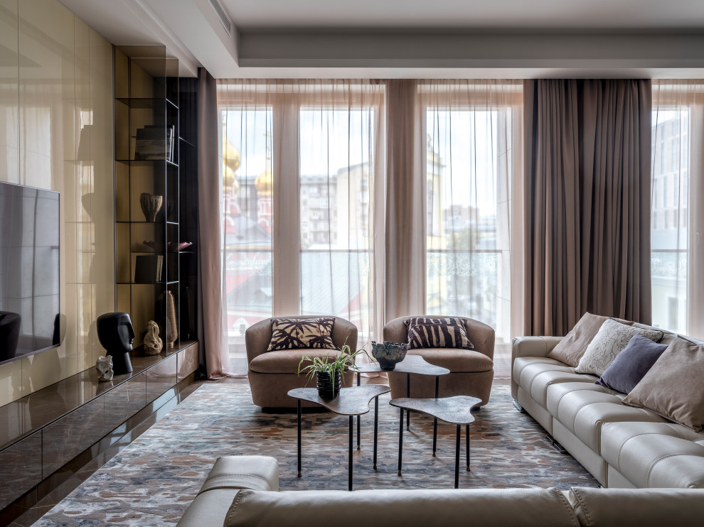 Источник вдохновения для домашнего уюта: большая гостиная комната в современном стиле с мраморным полом, коричневым полом, бежевыми стенами и тюлем на окнах