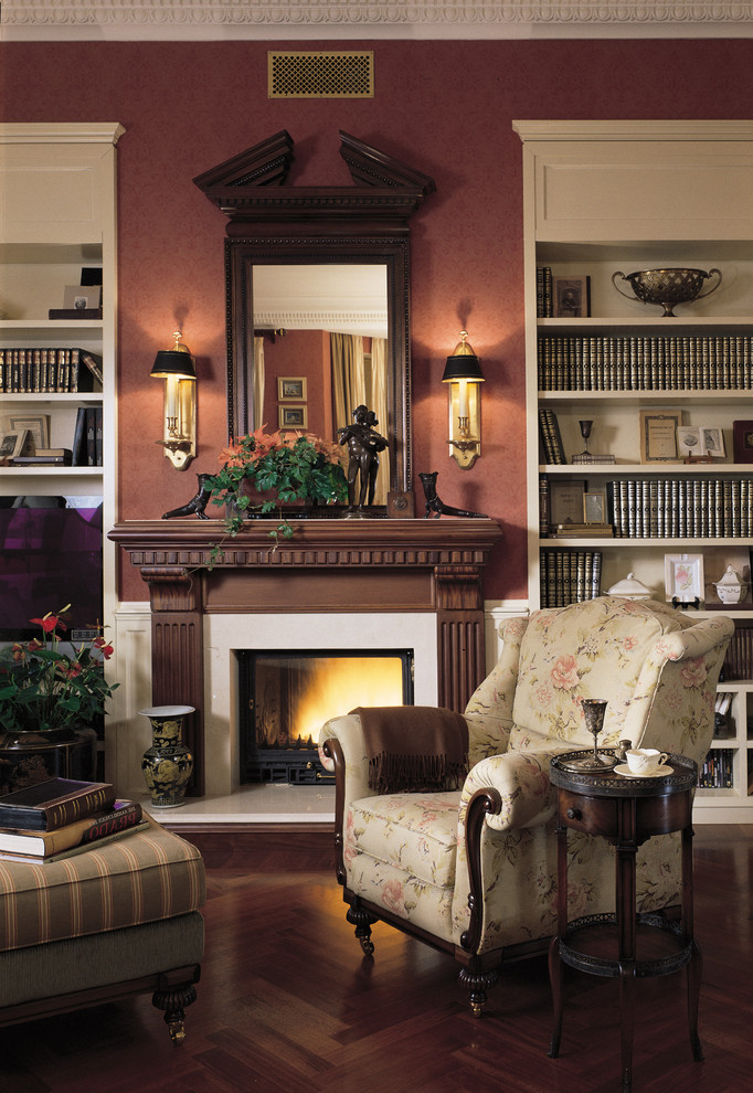 Источник вдохновения для домашнего уюта: гостиная комната в викторианском стиле с стандартным камином, фасадом камина из дерева, розовым полом и тюлем на окнах
