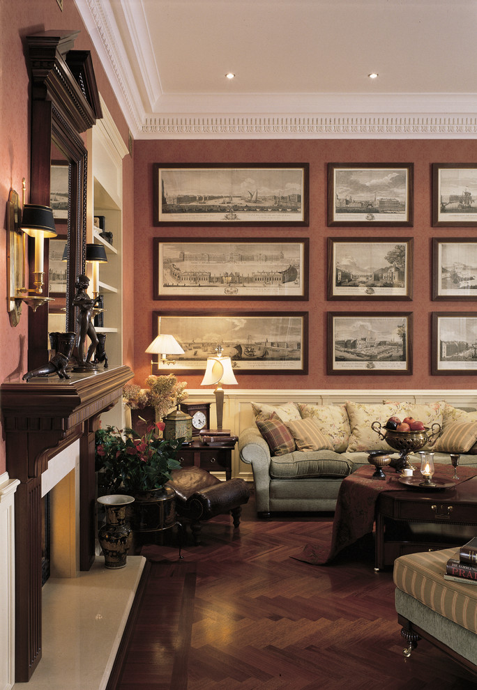 Пример оригинального дизайна: гостиная комната в классическом стиле с стандартным камином, фасадом камина из дерева и розовым полом