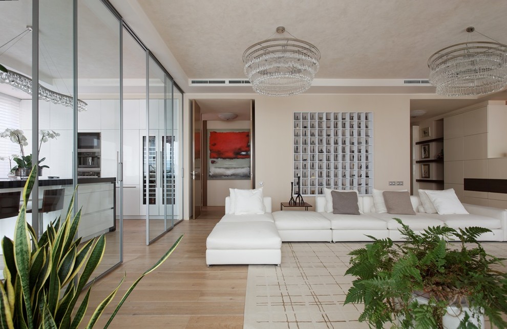 Immagine di un grande soggiorno design chiuso con pareti beige e pavimento in legno massello medio