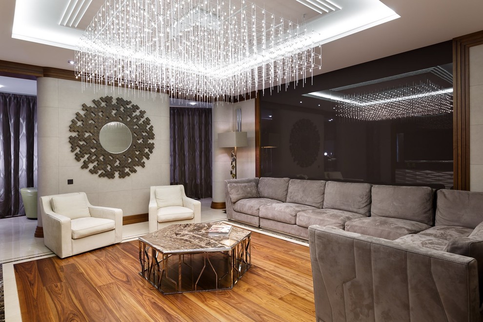 Источник вдохновения для домашнего уюта: гостиная комната в современном стиле с паркетным полом среднего тона и телевизором на стене