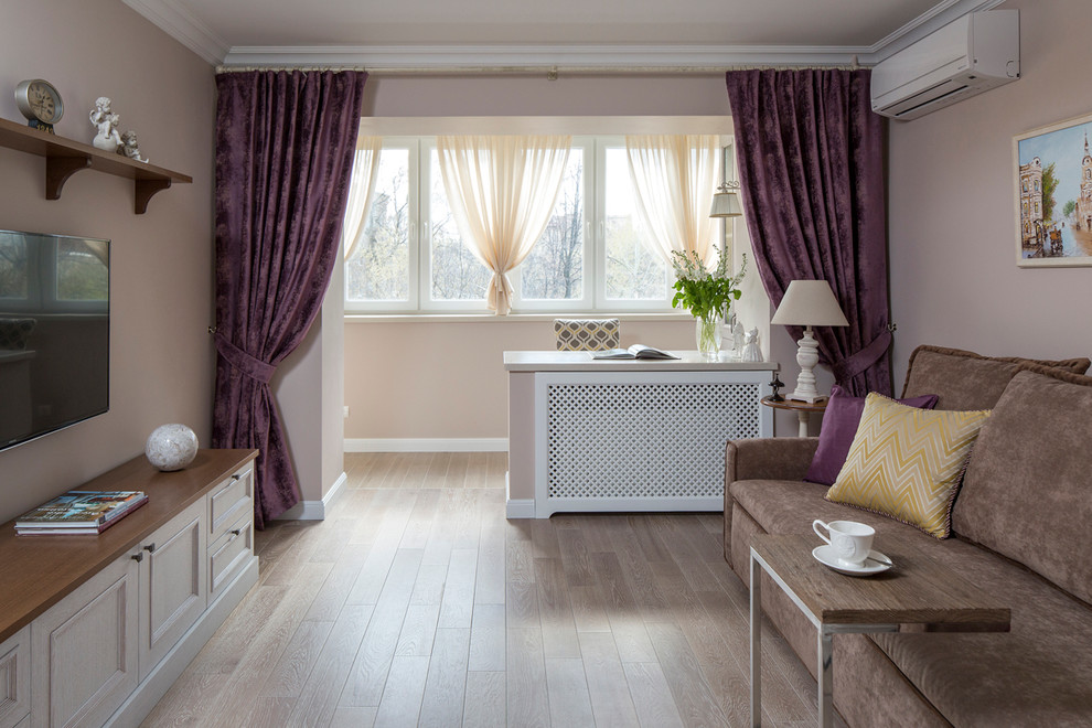 Источник вдохновения для домашнего уюта: изолированная гостиная комната среднего размера в классическом стиле с бежевыми стенами, телевизором на стене и светлым паркетным полом