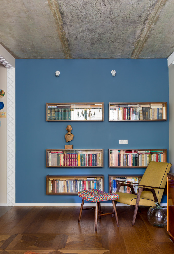 Diseño de salón moderno con paredes azules y suelo de madera en tonos medios